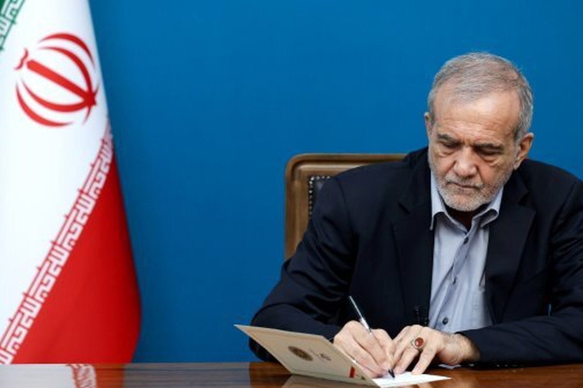 رئیس جمهور: شگفتی‌های میدان دفاع از کشور را مدیون درس ایران‌دوستی معلمان هستیم