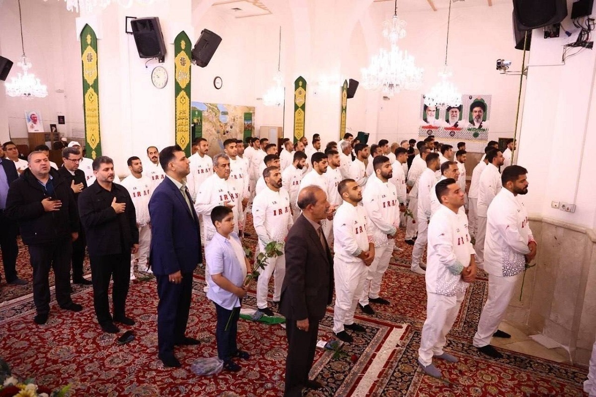 تقدیم مدال ساحلی بازان به ساحت مقدس امام رضا(ع)