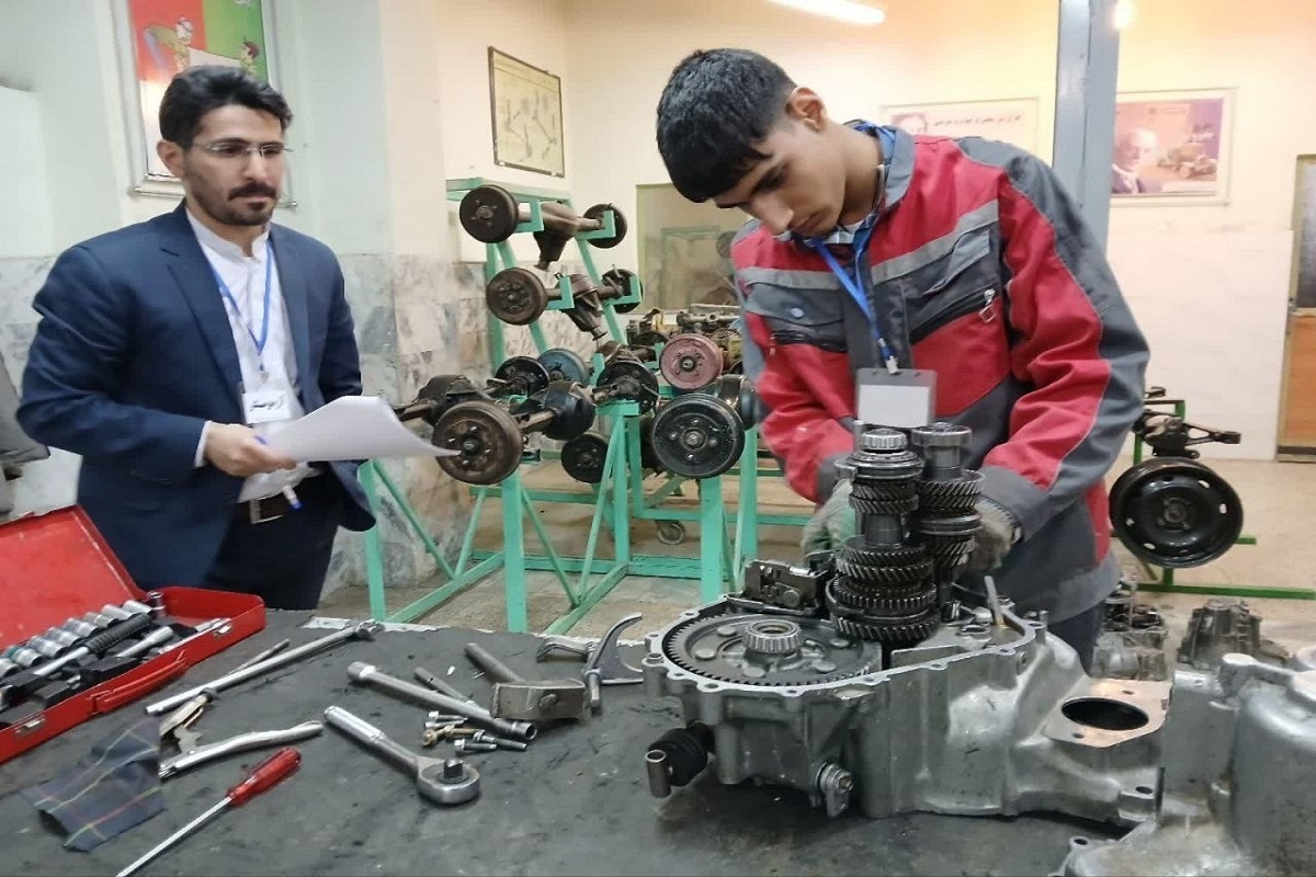 دکترای تبدیل انرژی، اما معلم هنرستان |  انتخاب متفاوت یک معلم مشهدی برای هدایت دانش&zwnj;آموزان منطقه طرق