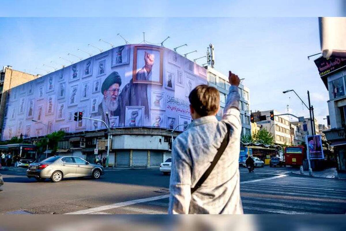 چرا مشت گره کرده رهبر شهید دیوارنگاره جدید خیابان جمهوری شد؟