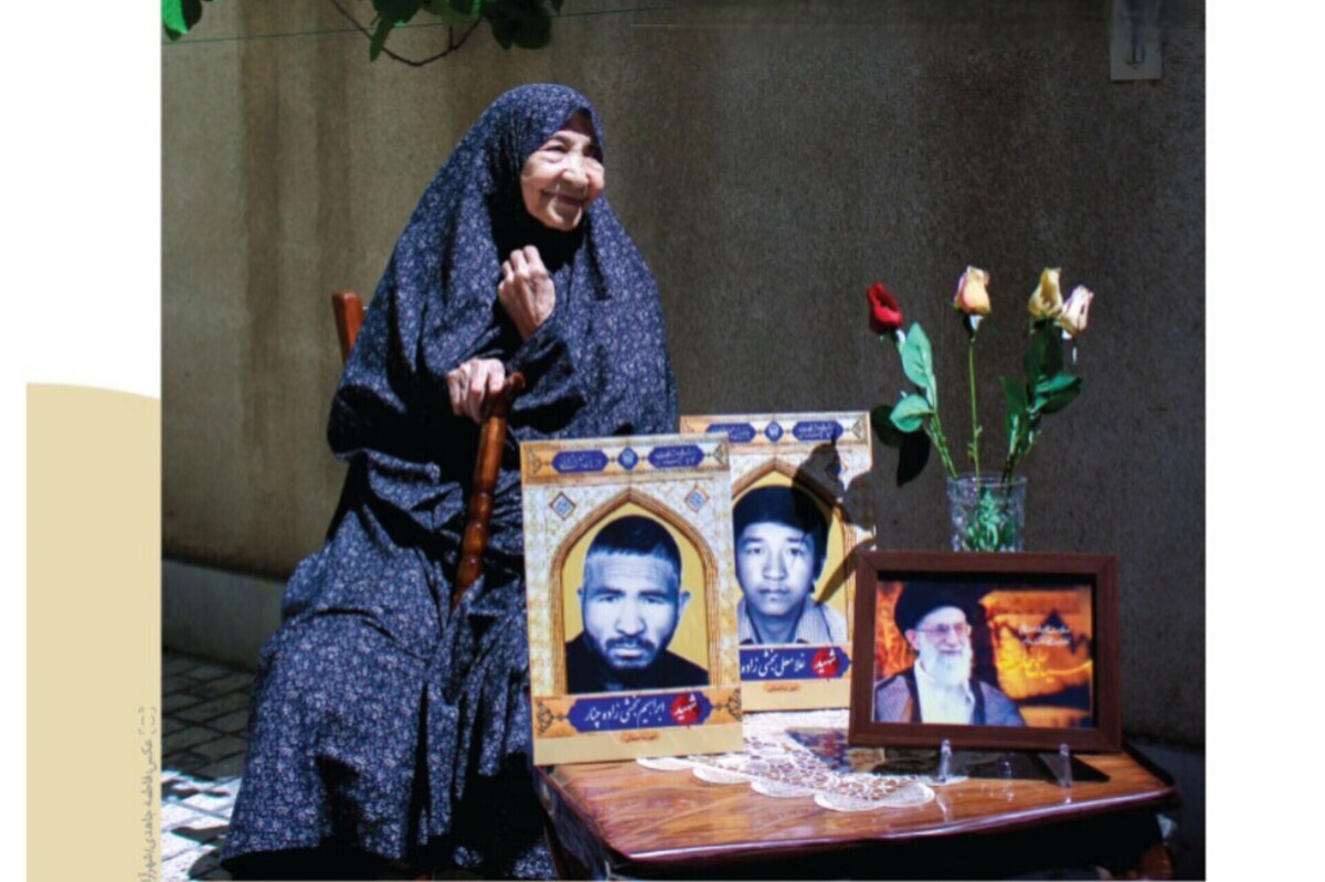 آن شب بوی بهشت در کوچه پیچید| دیدار بیتکلف آیتالله خامنهای _رهبر شهید انقلاب_ با خانوادهای که دو شهید داده بودند آن شب بوی بهشت در کوچه پیچید| دیدار بیتکلف آیتالله خامنهای _رهبر شهید انقلاب_ با خانوادهای که دو شهید داده بودند