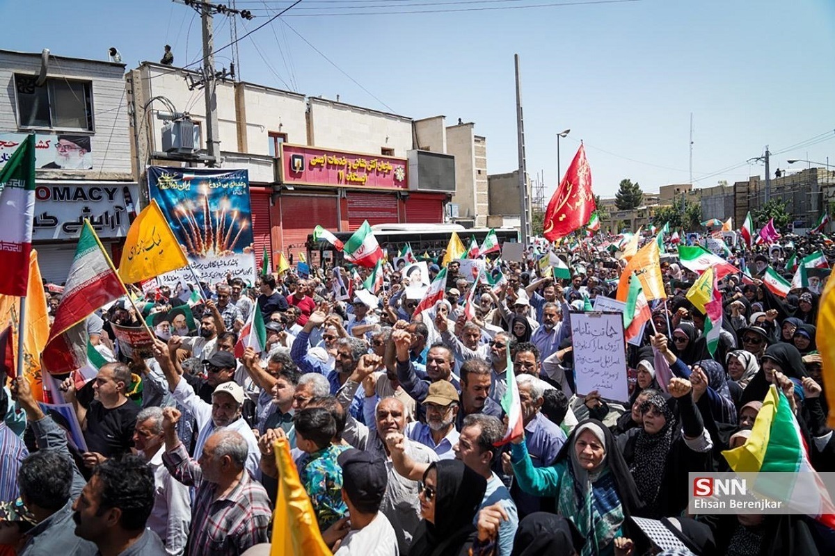 تجمع کنندگان میدان انقلاب ۱۰۰ نفر از زائران کربلا را بدرقه کردند