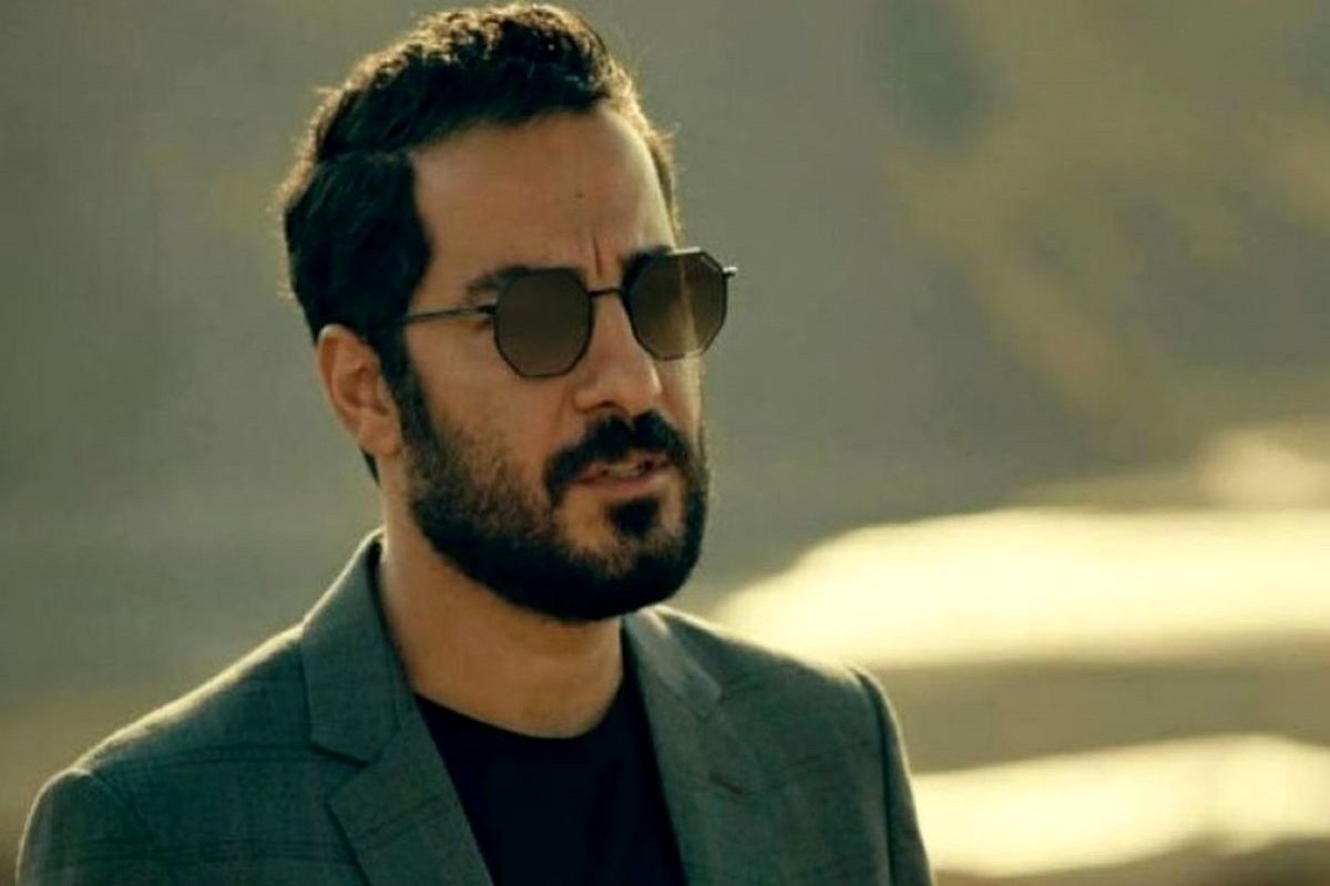 عکس جدید «نوید محمدزاده» در آستانه اجرای نمایش «پرنده سیاه» + عکس