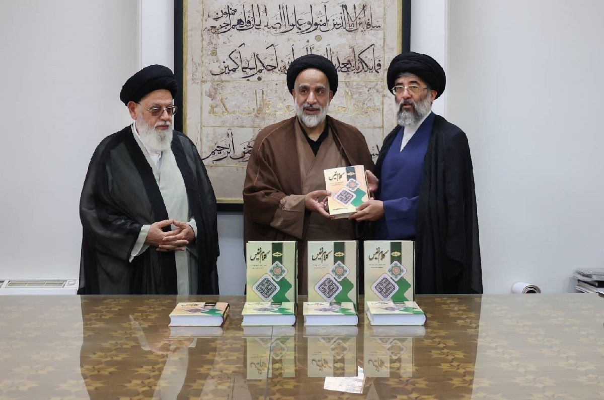 اهدای کتاب ۴ جلدی کلام نفیس با محوریت نهج&zwnj;البلاغه به کتابخانه آستان قدس رضوی