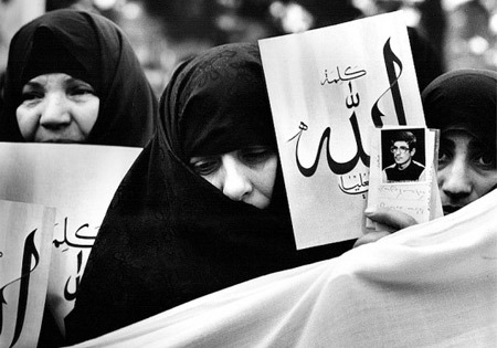 «زن و هویت مشهد» | بخش ششم: مادران و همسرانی که در خلوت خانه جبهه ساختند «زن و هویت مشهد» | بخش ششم: مادران و همسرانی که در خلوت خانه جبهه ساختند
