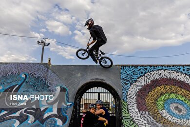 گزارش تصویری | ورزش‌های خیابانی؛ دوچرخه سواری BMX در جنوب تهران