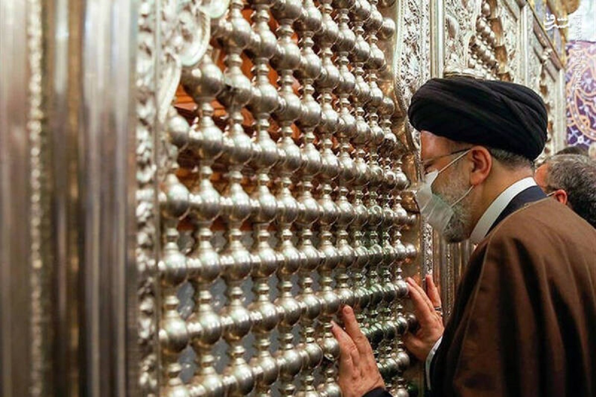 تصویری از مراسم اعطای حکم خادمی آیت&zwnj;الله شهید سید ابراهیم رئیسی
