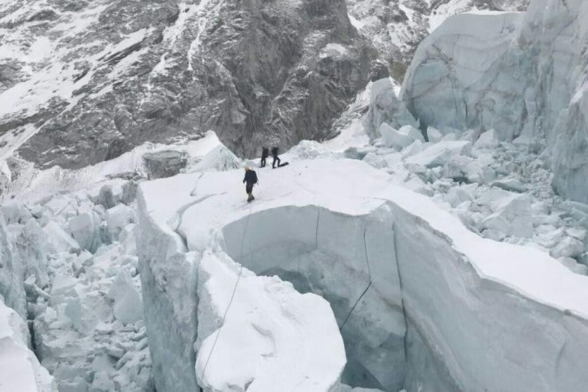 ویدئو| هجوم کوهنوردان به اورست با باز شدن پنجره صعود