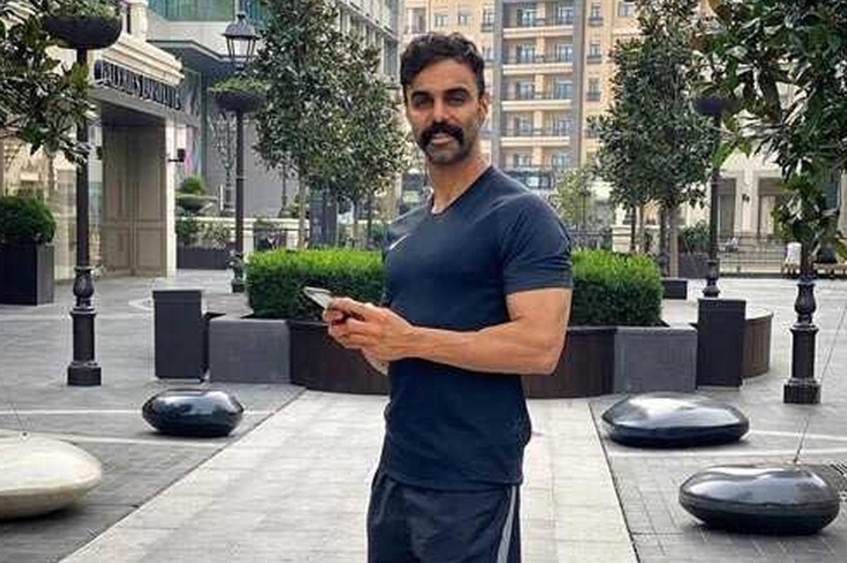 دیدار مهدی ماهانی، بازیگر با خانواده شهدای مدرسه میناب + تصاویر