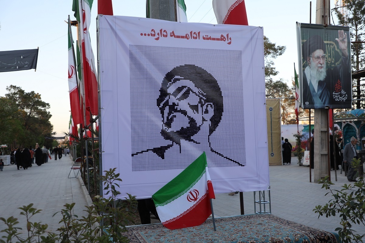 تکمیل اولین نقاشی تعاملی چهره رهبر شهید انقلاب در گلزار شهدای بهشت زهرا(س)