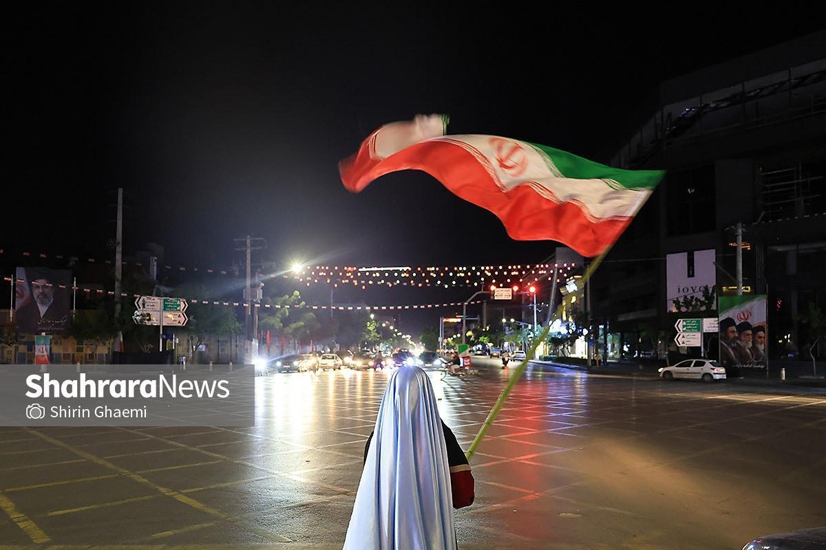 پنجاه&zwnj;وششمین شب حضور در سنگر خیابان | پرچم مقدس ایران در دستان مردم شریف مشهد (۵ اردیبهشت ۱۴۰۵)