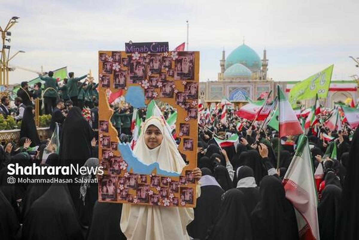 مهر وطن بر قلب | حضور پرشور دختران مشهدی در اجتماع بزرگ &laquo;مشت&zwnj;های گره کرده&raquo; در حرم مطهر رضوی + فیلم و تصاویر