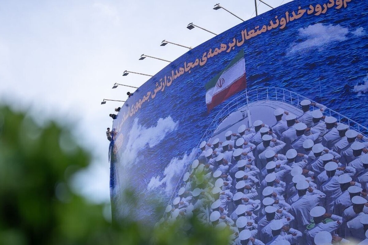 رونمایی از دیوارنگاره &laquo;به یادِ دریادلان دنا&raquo; در میدان راه&zwnj;آهن تهران