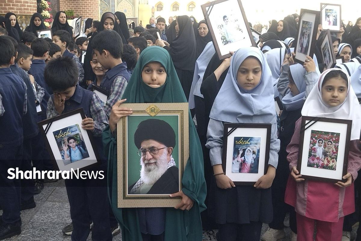 سلامی کودکانه به امام مهربانی&zwnj;ها | زیارت نیابتی کودکان مشهدی در حرم مطهر امام رضا(ع) به یاد ۱۶۸ شهید دانش&zwnj;آموز میناب