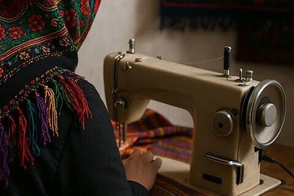 دختر ۱۲ ساله چرخ نداشت، پیراهن را با دست می&zwnj;دوخت! | روایت یک کارآفرین از ۲۰ سال آموزش رایگان خیاطی به زنان حاشیه شهر