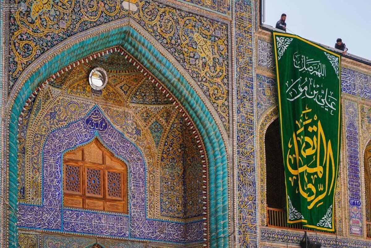 نصب کتیبه&zwnj;های ولادت امام رضا (ع) در حرم امیر المومنین (ع) + تصاویر