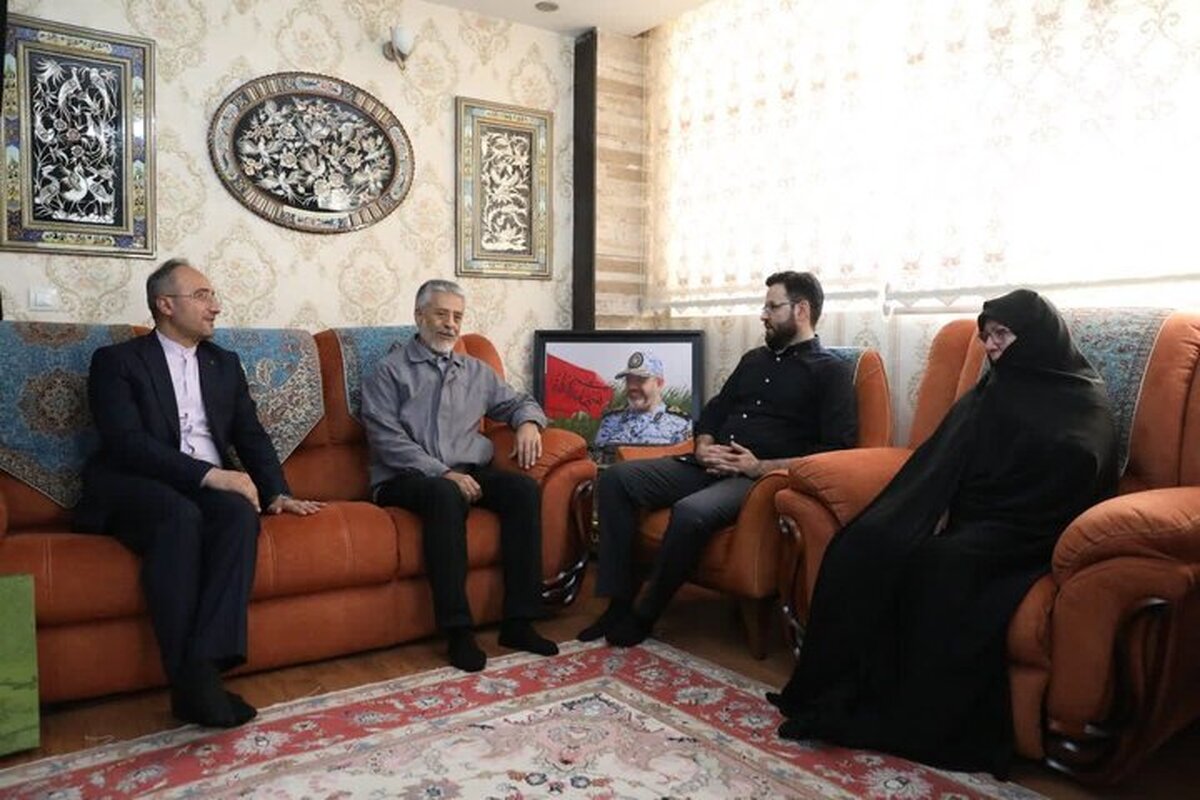 دیدار امیر دریادار سیاری با خانواده شهید نصیرزاده، وزیر فقید دفاع دولت چهاردهم