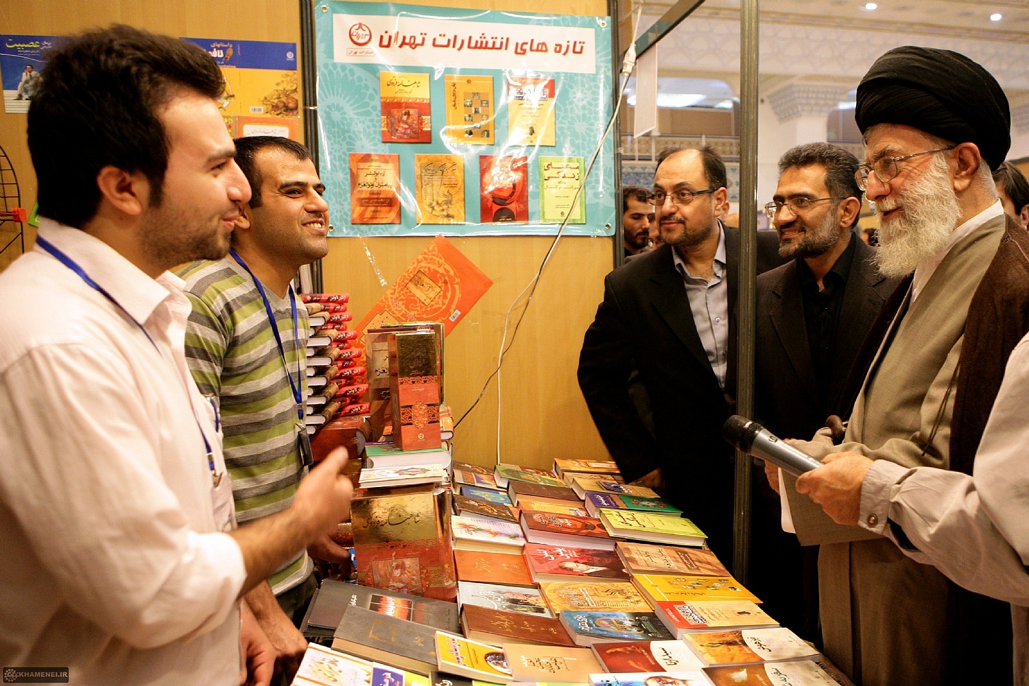 حضور رهبر شهید انقلاب در نمایشگاه بین‌المللی کتاب