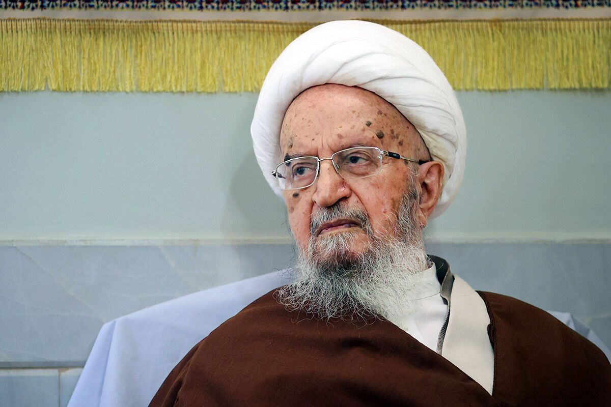 آیت&zwnj;الله مکارم شیرازی: مهار گرانی در اولویت دولت قرار گیرد