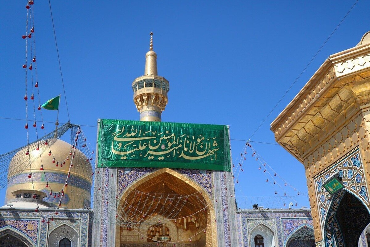 ویدئو | نصب کتیبه عید سعید غدیر در حرم مطهر امام رضا (ع)