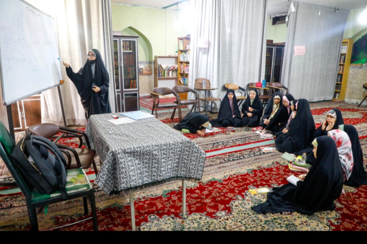 هیاهوی علم&zwnj;آموزی در مسجد حاج&zwnj;احمد | روایت معلمانی که کلاس را به محراب آوردند