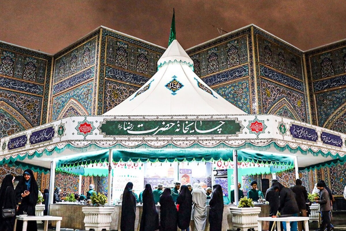 ویدئو | پذیرایی خادمان چایخانه حرم رضوی از زائران در شب عید غدیر