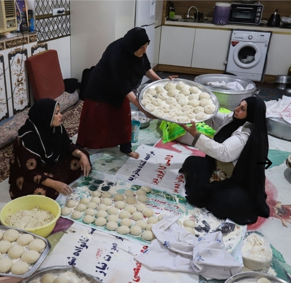پخت و توزیع نان نذری توسط بانوی عرب خوزستانی در عید غدیر| خدمتی در عید ولایت که ۱۲ ساله شد