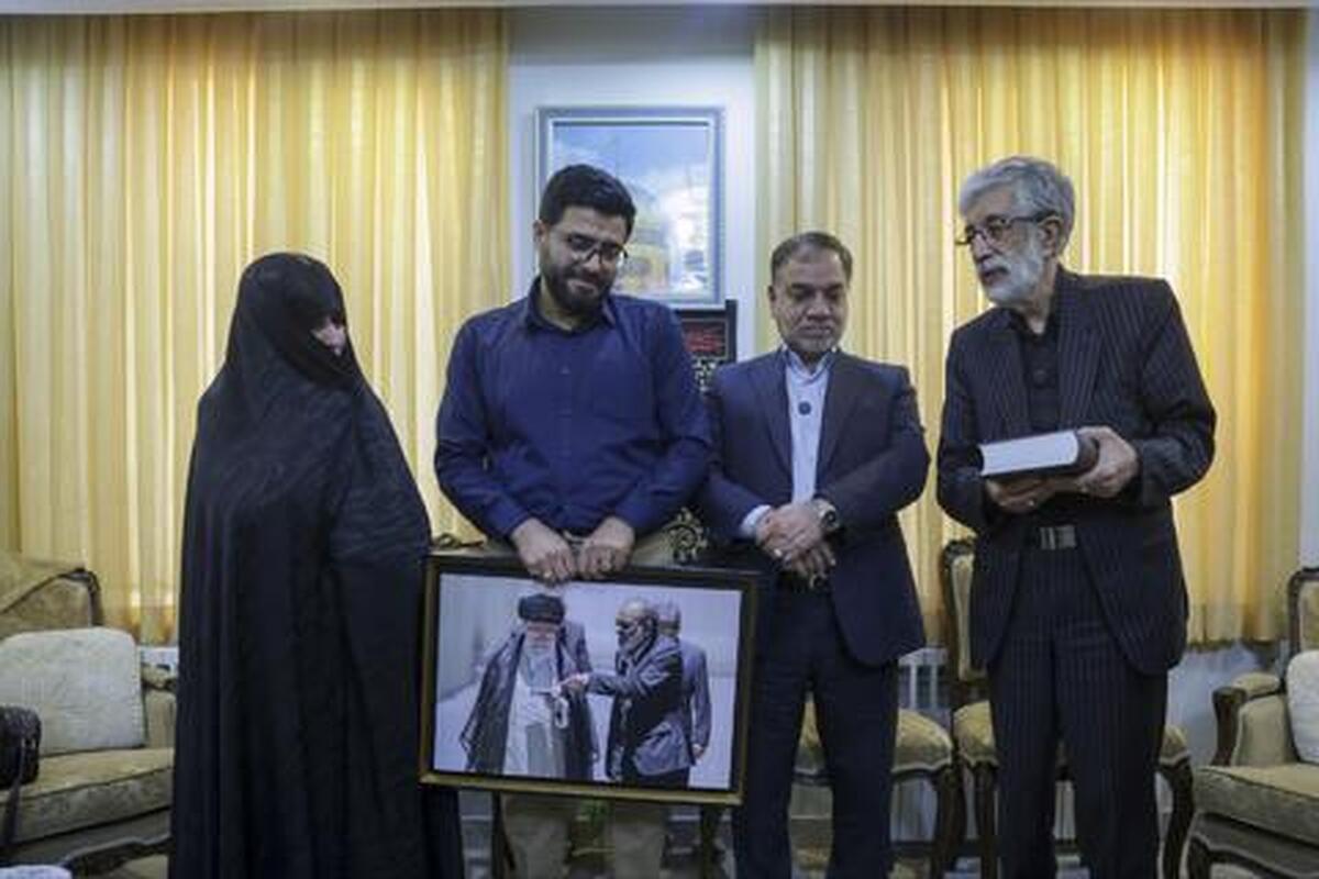 ویدئو| شکستن بغض فرزند شهید صاحبدل از دیدن عکس منتشر نشده پدرش با رهبر شهید انقلاب