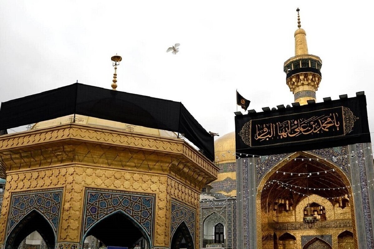 ویدئو | نصب کتیبه صحن آزادی حرم مطهر امام رضا (ع) در آستانه شهادت امام باقر (ع)