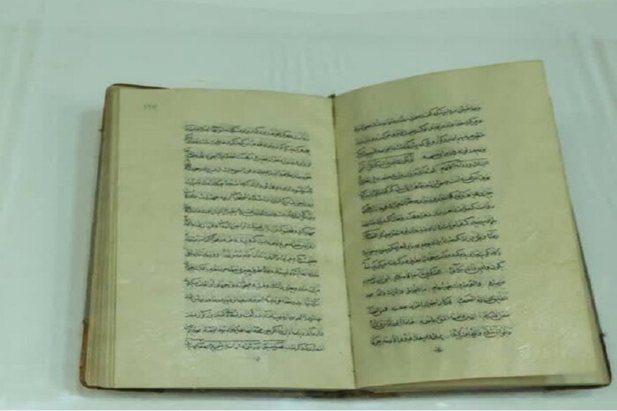نسخه خطی ۱۳۴ ساله کتابی در شرح احوال امام رضا(ع) در حرم  مطهر رضوی رونمایی شد