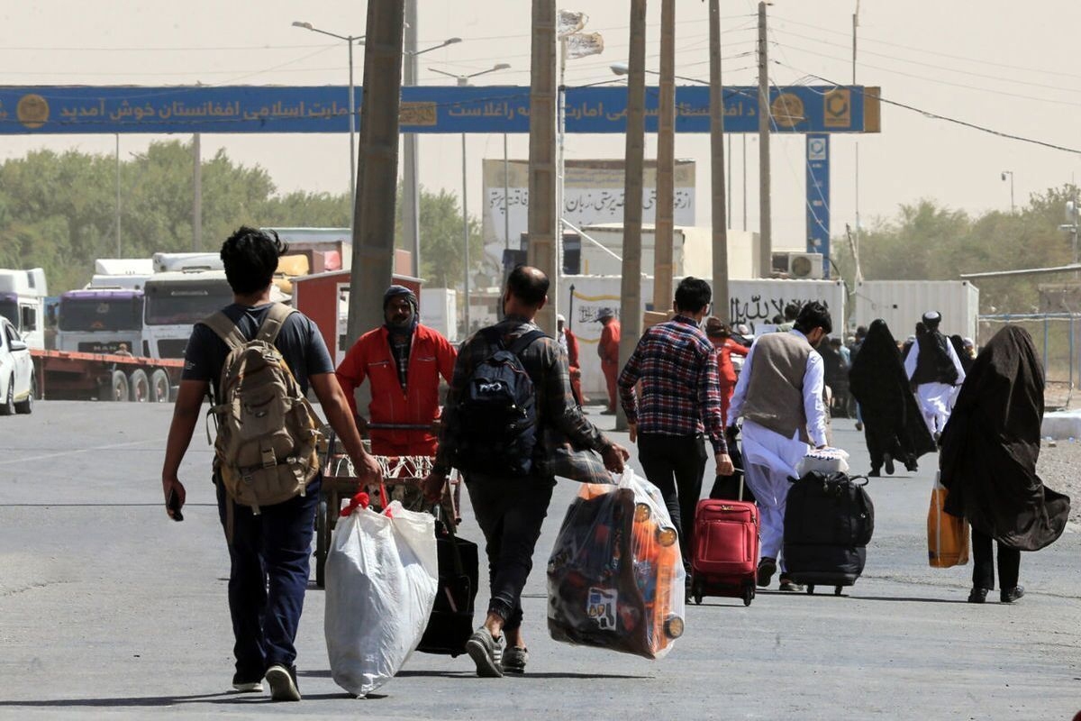 ۴۰۸ زندانی افغانستانی از مرز دوغارون تایباد به کشورشان منتقل شدند