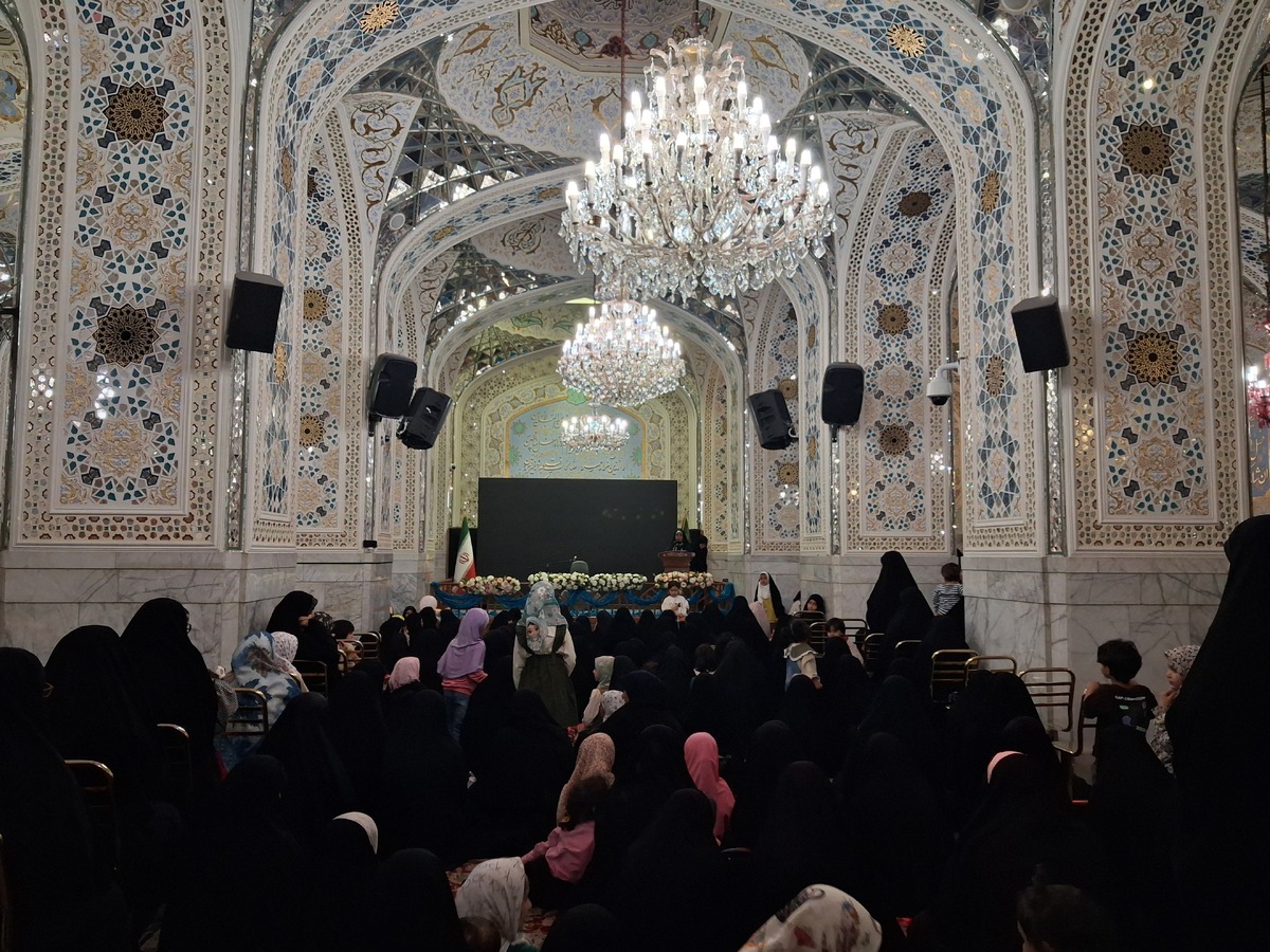 تجلیل از ۱۱۰ مادر طلبه و اساتید دارای ۴ فرزند و بیشتر حوزه علمیه خراسان در حرم مطهر رضوی