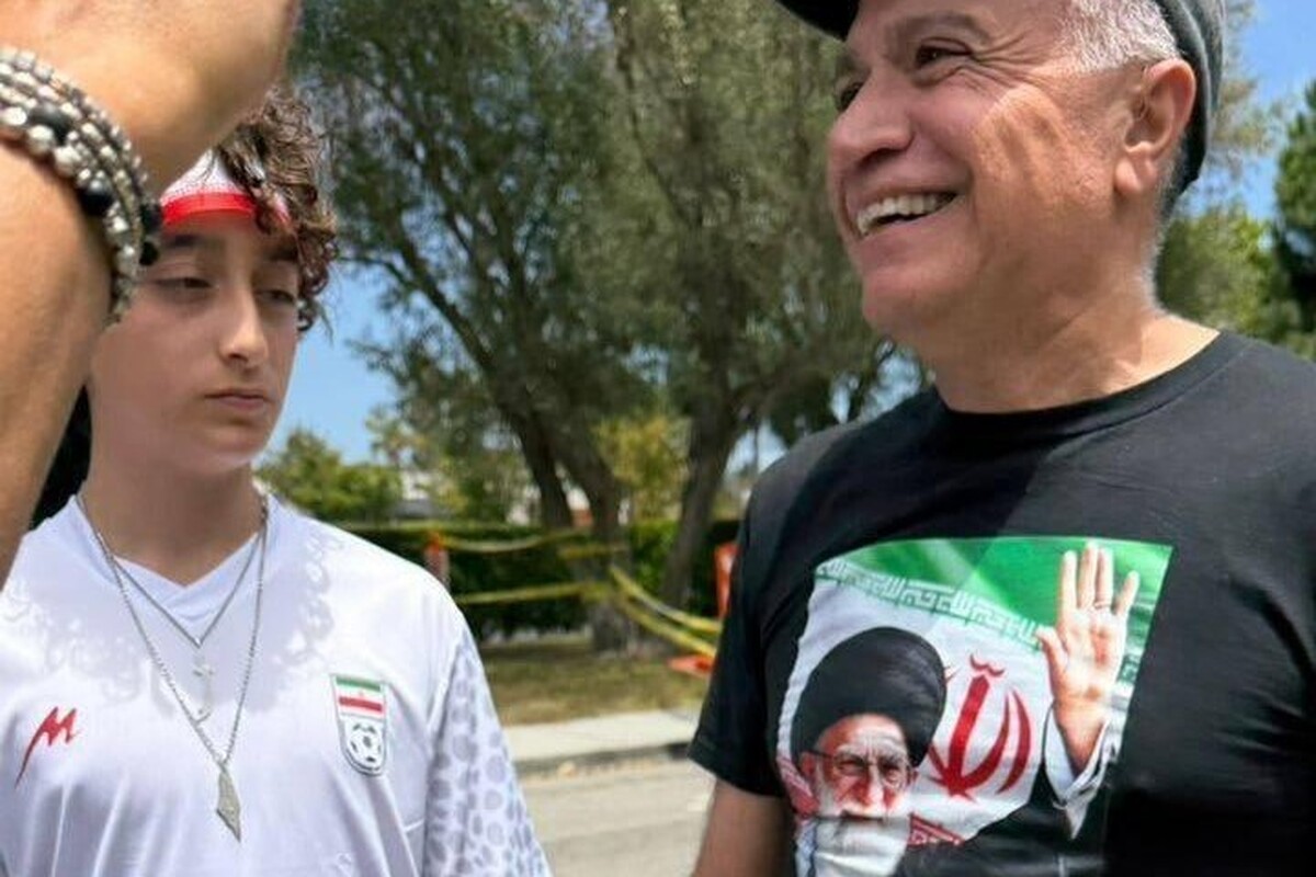 &zwnj;هوادار ایرانی با تصویری از رهبر شهید انقلاب آماده حضور در ورزشگاه سوفای + عکس