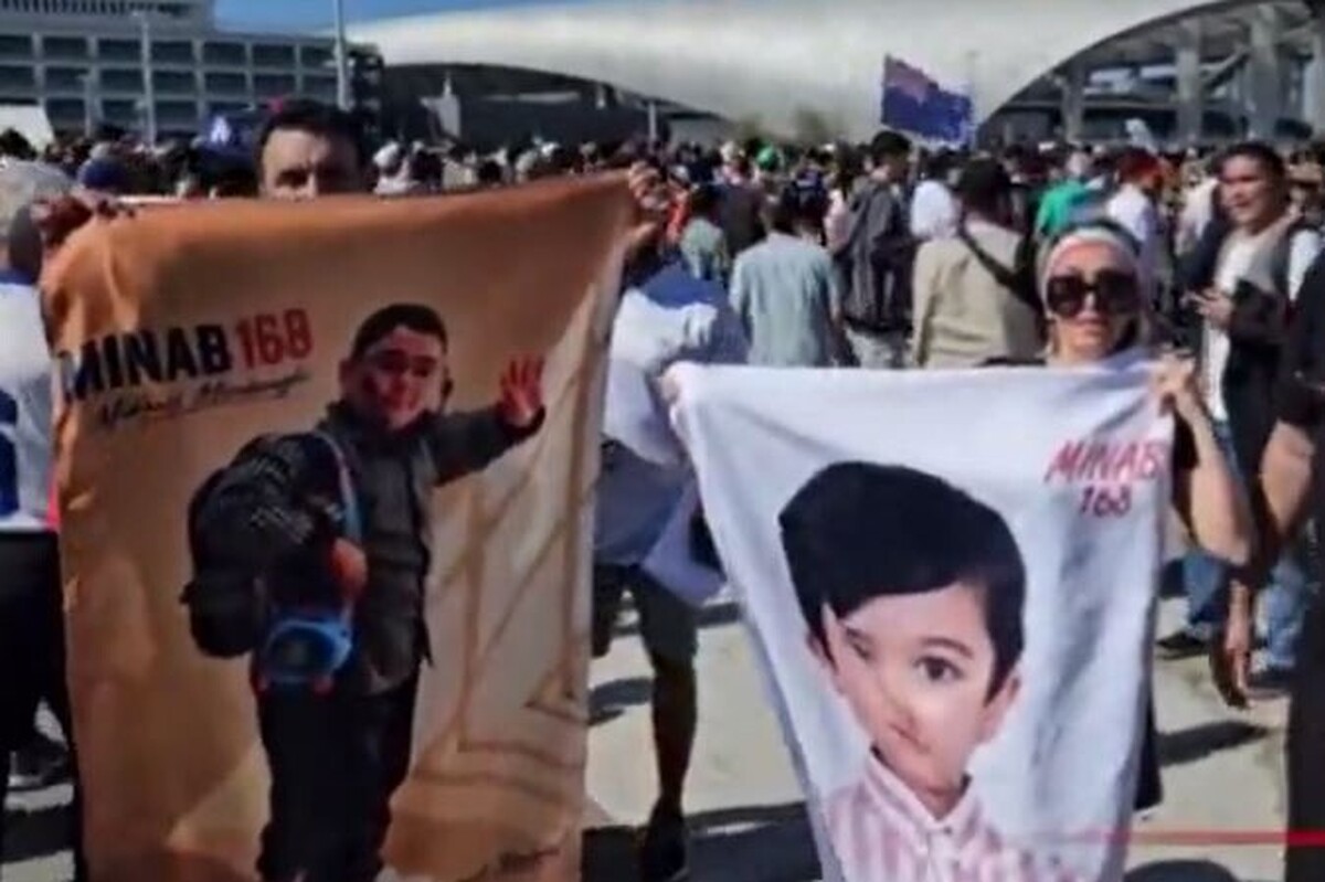 ویدئو | تماشاگران ایران با عکس شهدای میناب در ورزشگاه سوفای