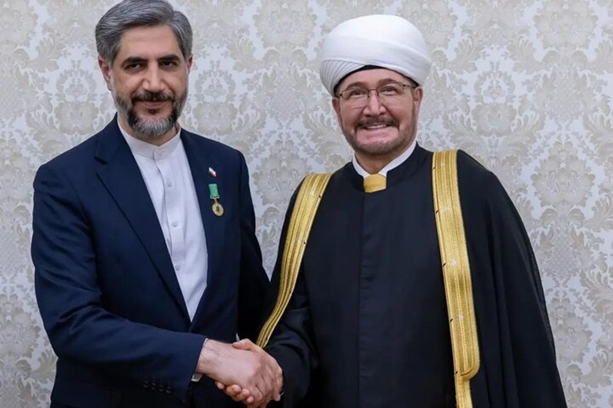 رایزن فرهنگی ایران در روسیه نشان عالی مسلمانان این کشور را دریافت کرد