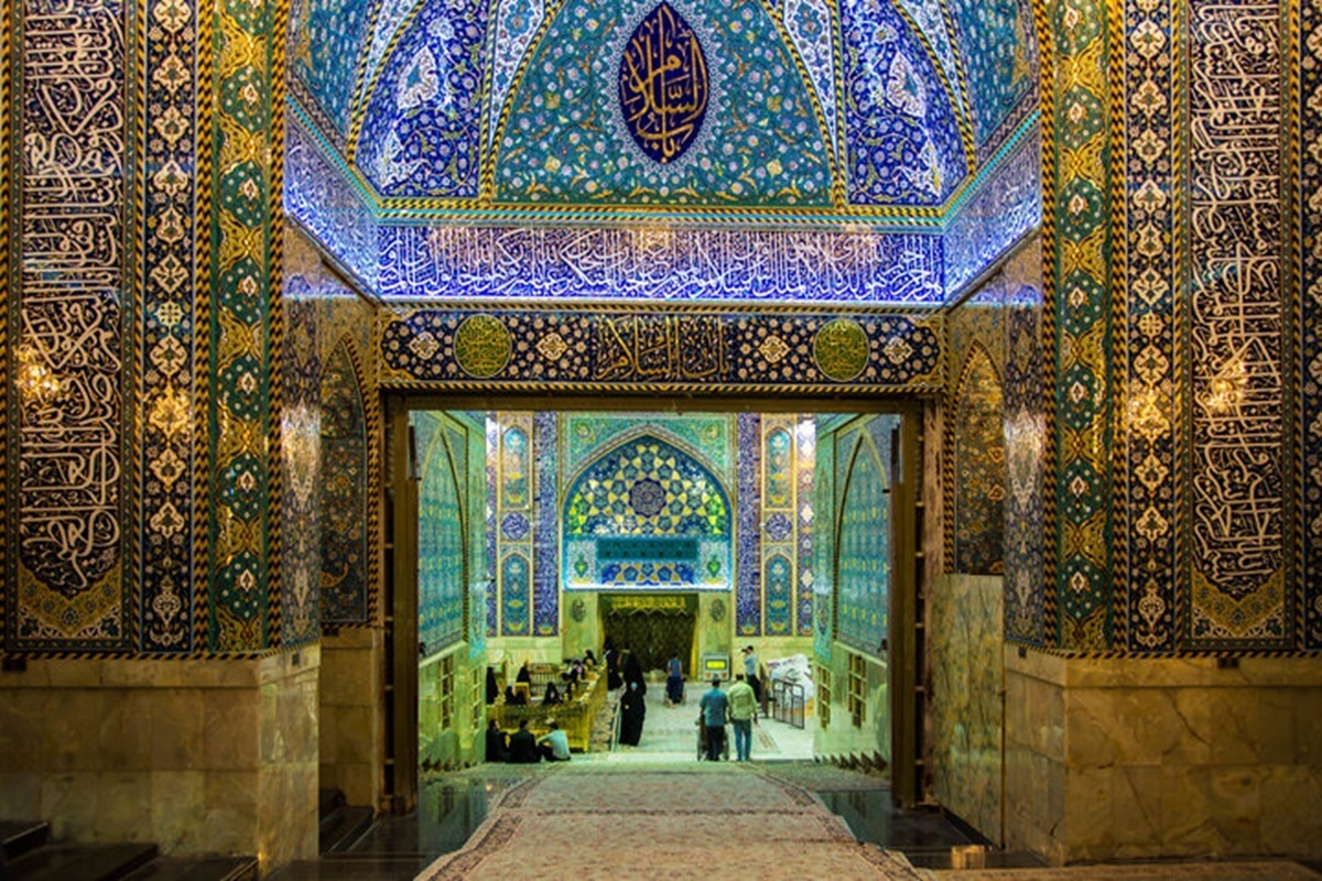 کاشی‌های حرم امام حسین (ع) با یاد رهبر شهید مزین می‌شود