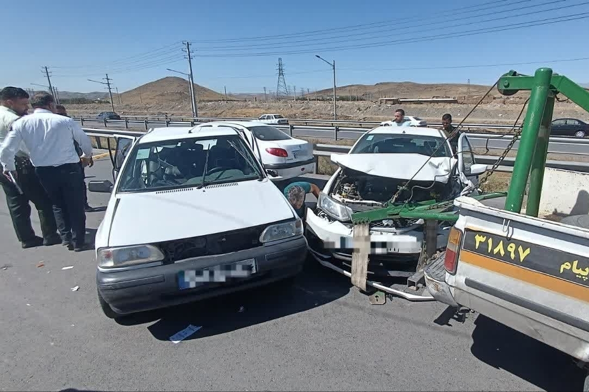 محبوس شدن ۳ نفر در پی وقوع تصادف در میدان نمایشگاه مشهد + عکس (۳۰ خرداد ۱۴۰۵)