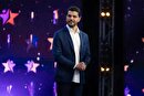 ویدئو| سینا مهراد هم «باید برخاست» گوش می‌دهد