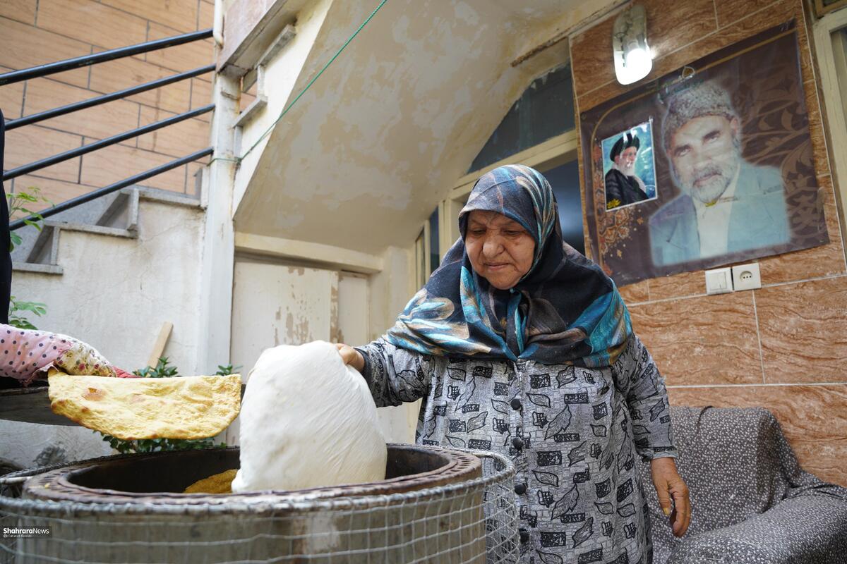 تنوری که با معجزه عشق به وطن روشن شد؛ مادربزرگ ۷۰ ساله مشهدی به نیت شهدا نان می&zwnj;پزد + فیلم و عکس