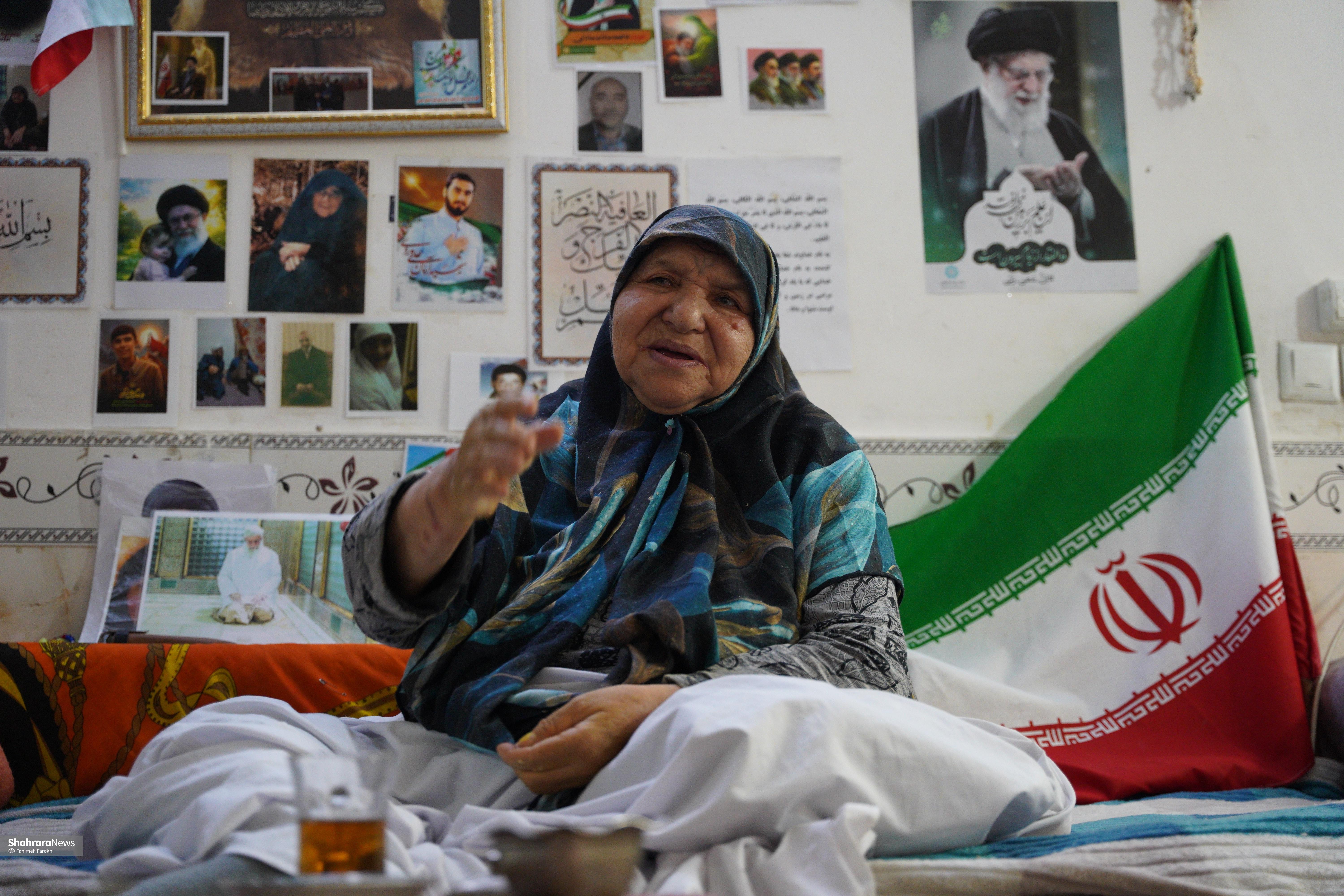 تنوری که با معجزه عشق به وطن روشن شد؛ مادربزرگ ۷۰ ساله مشهدی به نیت شهدا نان می‌پزد + فیلم و عکس