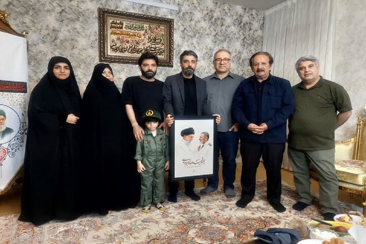&laquo;مجید مجیدی&raquo; به دیدن خانواده شهید سپهبد موسوی رفت