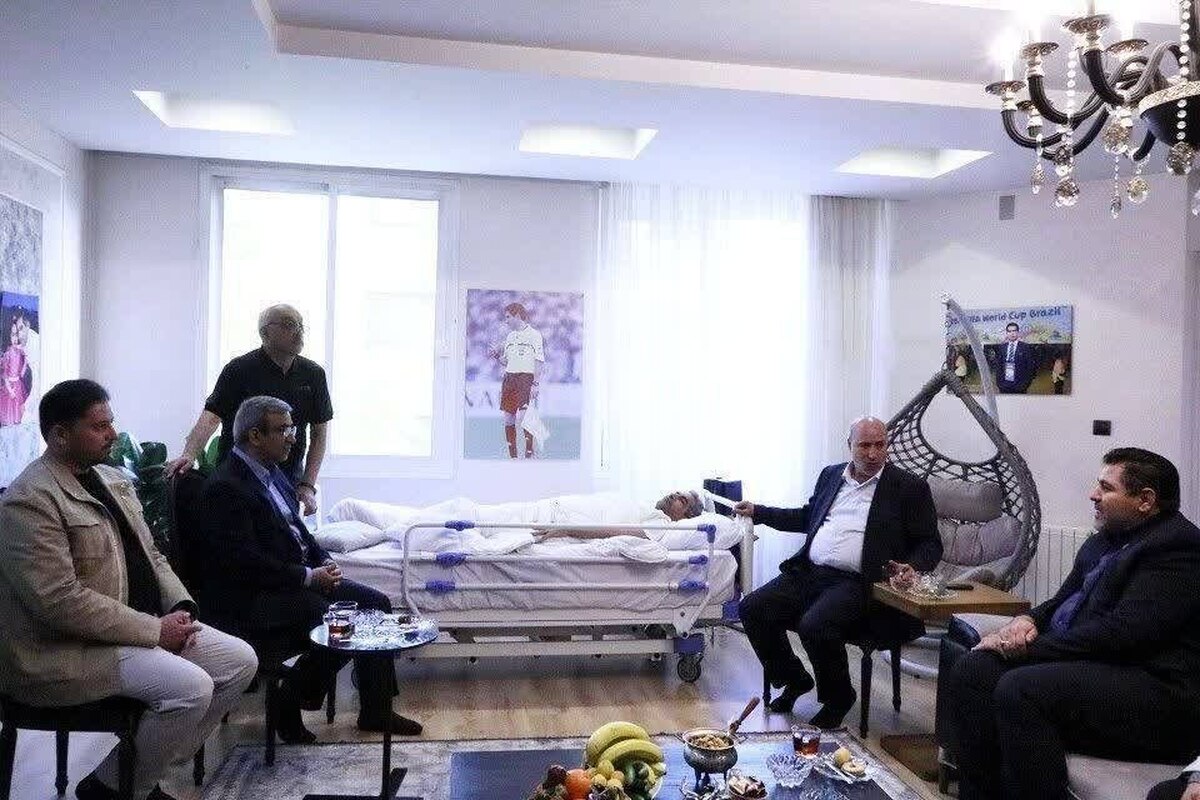 عیادت مهدی تاج و جمعی از مدیران استانی از حسن کامرانی&zwnj;فر