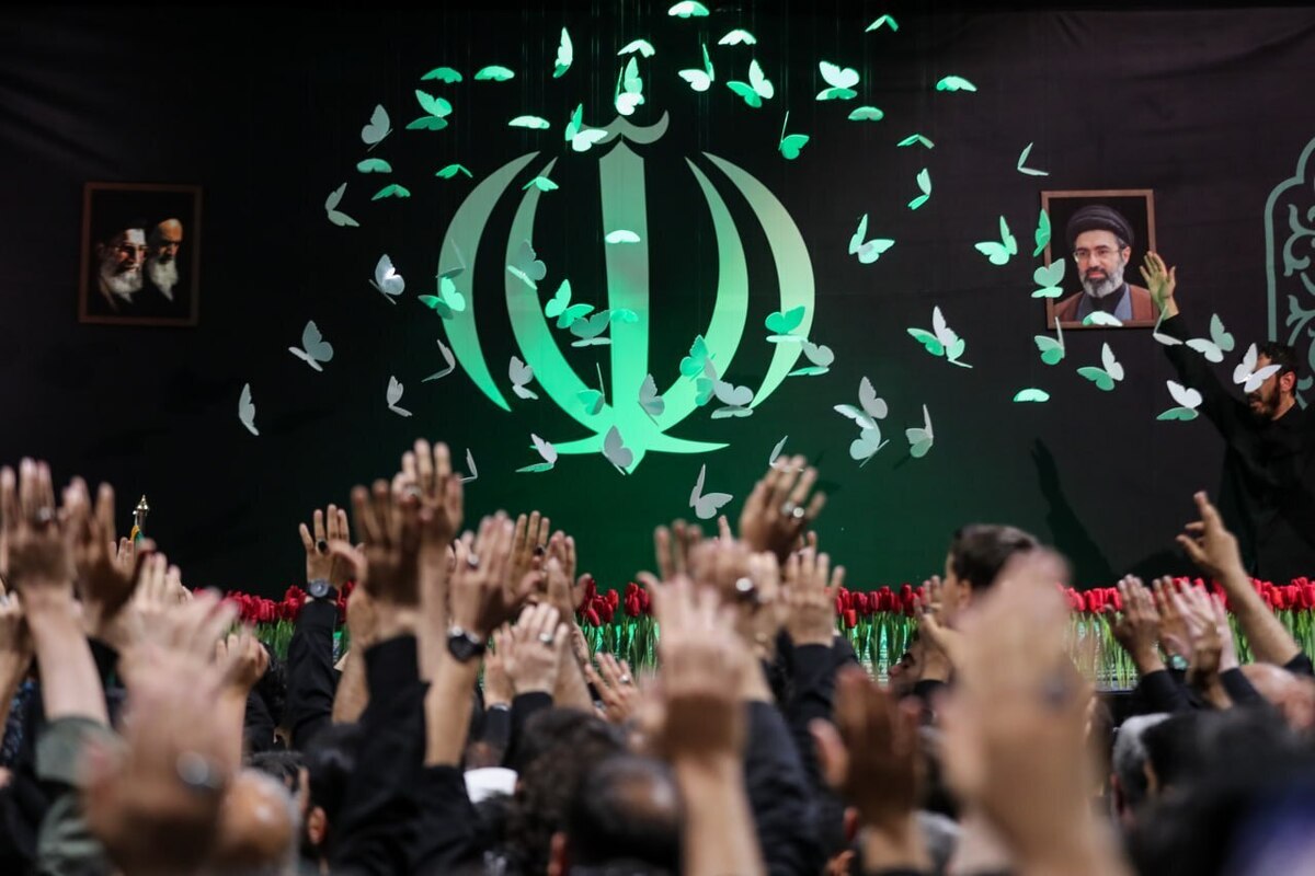 ویدئو | روضه خوانی مهدی رسولی در مراسم وداع با پیکر رهبر شهید انقلاب | بارون اومده، حاج قاسم برات مهمون اومده