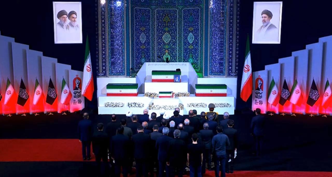 ادای احترام روسای قوا و رئیس مجمع تشخیص مصلحت نظام به پیکر رهبر شهید انقلاب + فیلم و تصاویر ادای احترام روسای قوا و رئیس مجمع تشخیص مصلحت نظام به پیکر رهبر شهید انقلاب + فیلم و تصاویر