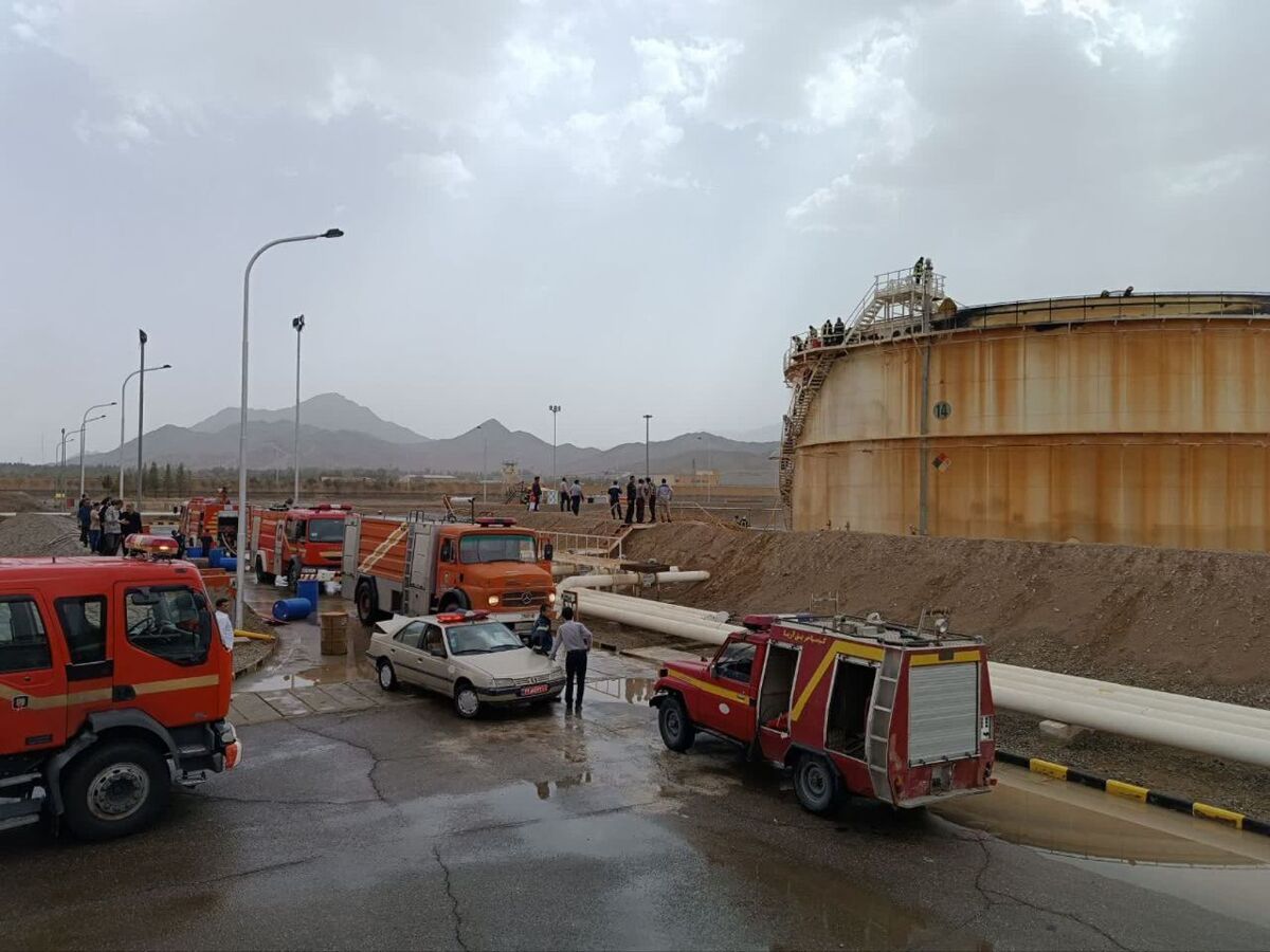 جزییات آتش‌سوزی ناشی از برخورد صاعقه به مخزن بنزین در انبار نفت زاهدان (۱۲ تیر ۱۴۰۵)