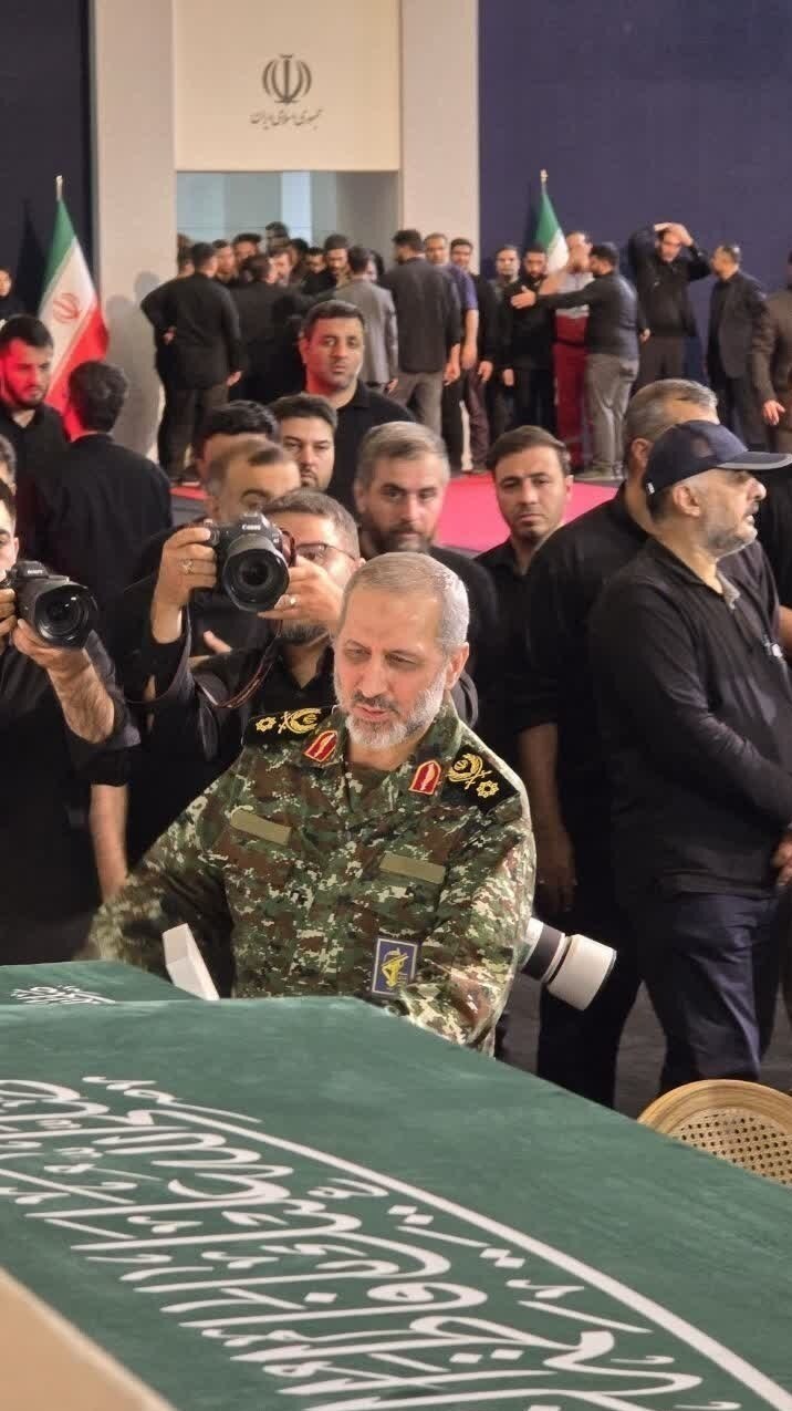 سردار سیدمجید موسوی با پیکر امام شهید انقلاب وداع کرد + عکس