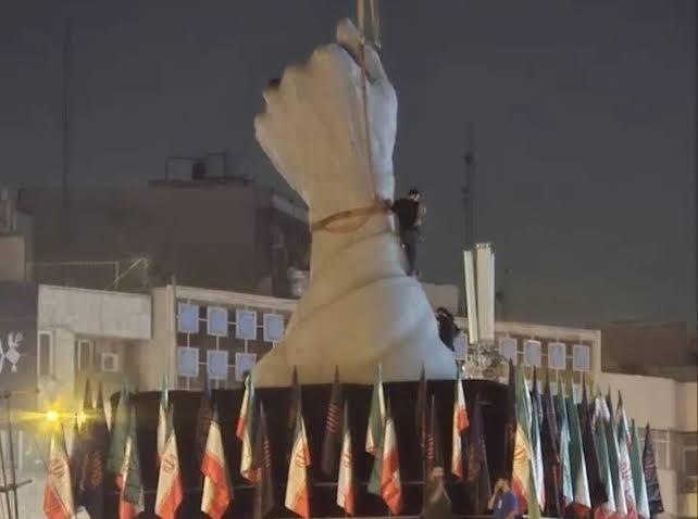 پوشش گسترده رسانههای خارجی از مراسم وداع با رهبر شهید در تهران پوشش گسترده رسانههای خارجی از مراسم وداع با رهبر شهید در تهران