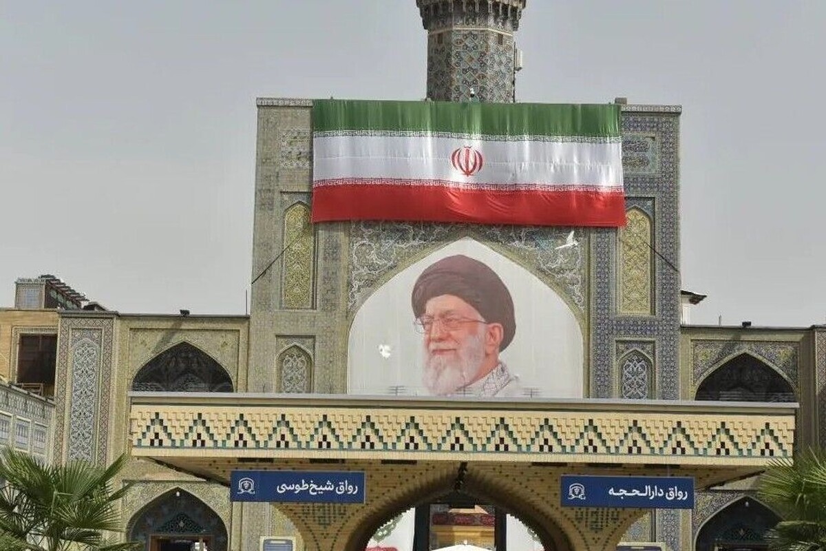 نصب چهار دیوارنگاره مفهومی به مناسبت آیین تدفین رهبر شهید در حرم امام رضا (ع)
