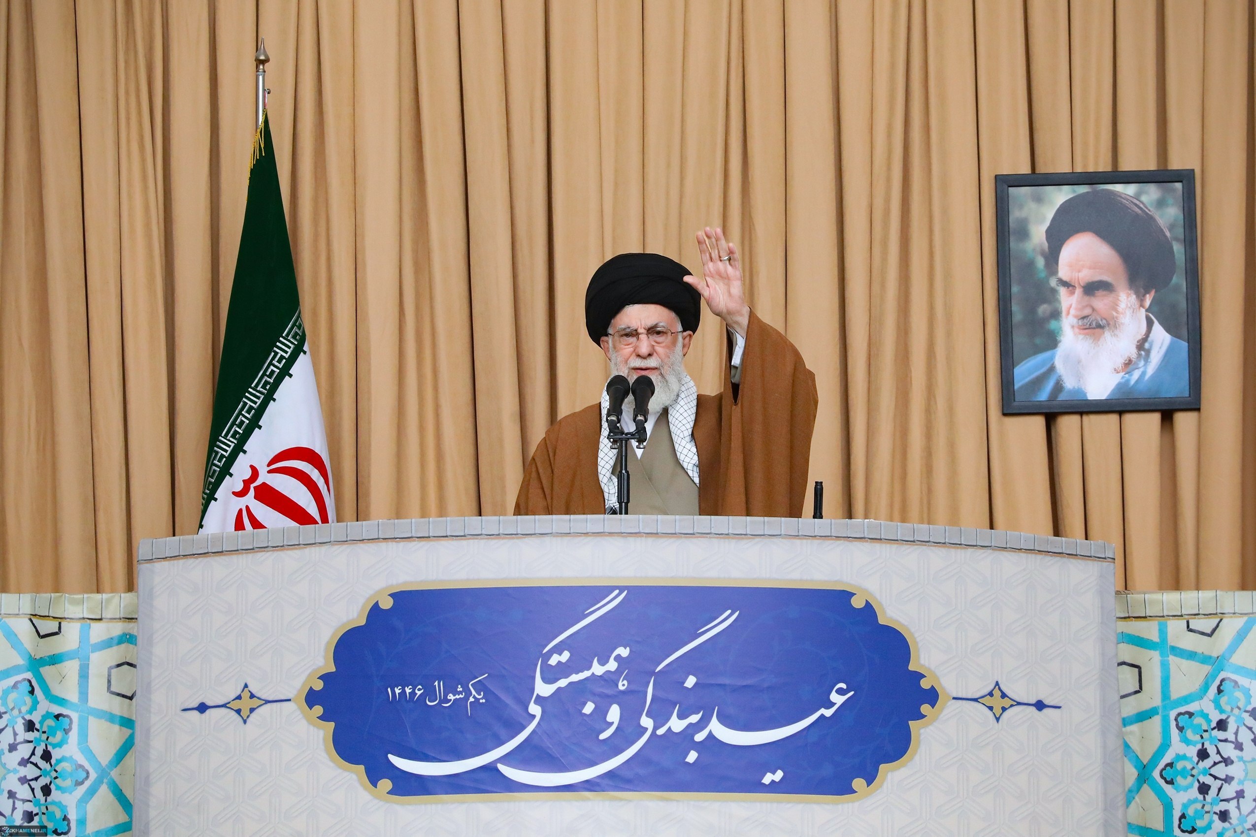 سه قاب از آخرین حضور رهبر شهید انقلاب اسلامی در مصلی امام خمینی (ره) تهران | اللّٰهُمَّ أَهْلَ الْکِبْرِیاءِ وَالْعَظَمَةِ