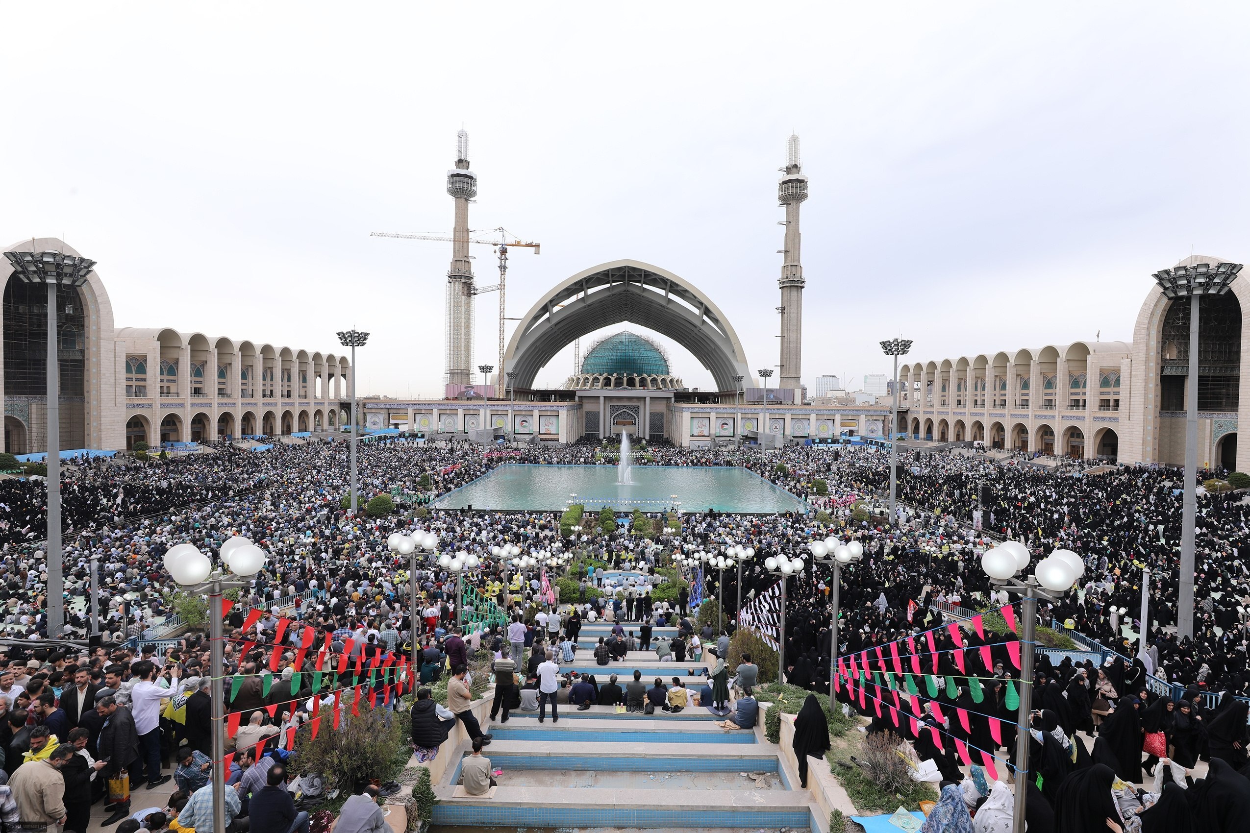 سه قاب از آخرین حضور رهبر شهید انقلاب اسلامی در مصلی امام خمینی (ره) تهران | اللّٰهُمَّ أَهْلَ الْکِبْرِیاءِ وَالْعَظَمَةِ